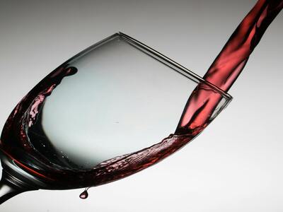 ¿Deberíamos eliminar el vino de la dieta mediterránea?