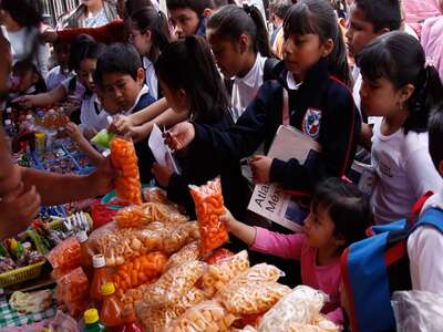 México prohíbe ultraprocesados en escuelas para combatir la obesidad infantil